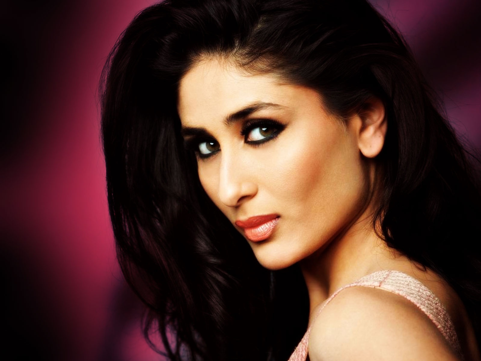 Kareena Kapoor poses gracefully in ethnic ensemble, looks stunning